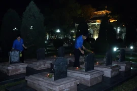 Các đoàn viên thanh niên thắp hương tưởng nhớ các Anh hùng liệt sỹ. (Ảnh: Phan Tuấn Anh/TTXVN)