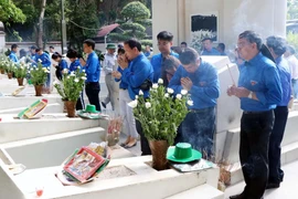 Du khách dâng hương tại khu mộ 10 nữ liệt sỹ thanh niên xung phong. (Ảnh: Công Tường/TTXVN)