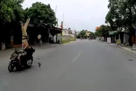 Thượng úy Nguyễn Trọng Quý bị đối tượng vi phạm giao thông đâm trọng thương. (Ảnh: TTXVN)