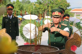 Đại diện lãnh đạo Quân khu 9 dâng hương tưởng nhớ các Anh hùng liệt sỹ tại Nghĩa trang Liệt sỹ Dốc Bà Đắc. (Ảnh: Công Mạo/TTXVN)