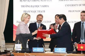 Bà Isabel Chatterton, Giám đốc Dịch vụ Tư vấn giao dịch PPP châu Á-Thái Bình Dương (thuộc IFC) ký kết hợp đồng tư vấn với ông Ngô Minh Xuân, Hiệu trưởng Trường Đại học Y khoa Phạm Ngọc Thạch. (Ảnh: Gia Thuận/TTXVN)