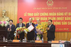 Lãnh đạo tỉnh Hà Nam tặng hoa chúc mừng 2 chủ đầu tư dự án. (Ảnh: Nguyễn Chinh/TTXVN)