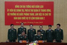 Đại tướng Ngô Xuân Lịch chứng kiến Lễ ký Biên bản bàn giao Tư lệnh Quân khu 2 giữa Trung tướng Phùng Sĩ Tấn và Thiếu tướng Phạm Hồng Chương. (Nguồn: Bộ Quốc phòng)