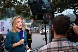 Phóng viên quốc tế tác nghiệp trên đường Đỗ Đức Dục (Từ Liêm, Hà Nội), bên ngoài khách sạn Marriott JW. (Ảnh: Văn Điệp/TTXVN)