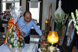 Thủ tướng Nguyễn Xuân Phúc đến thắp hương tưởng nhớ đồng chí Phan Văn Khải, nguyên Ủy viên Bộ Chính trị, nguyên Thủ tướng Chính phủ. (Ảnh: Thống Nhất/TTXVN)