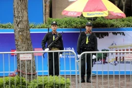 Lực lượng cảnh sát cơ động chốt trạm tại các khu vực đoàn Mỹ và Triều Tiên lưu trú. (Ảnh: Dương Giang/TTXVN)