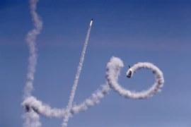 Tên lửa được phóng từ Dải Gaza, nhìn từ làng Netiv Haasara, Israel, ngày 4/5/2019. (Ảnh: AFP/TTXVN)