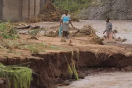 Cảnh tàn phá sau khi bão Idai quét qua tỉnh Manicaland, Zimbabwe. (Ảnh: THX/TTXVN)