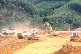 Các đơn vị thi công xây dựng thân đập công trình hồ chứa nước Đồng Mít. (Ảnh: Nguyên Linh/TTXVN)