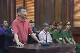 Bị cáo Nguyen Michael Phuong Minh tại phiên tòa. (Ảnh: TTXVN)