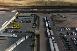 Các phương tiện vận chuyển hàng hóa từ Mexico vào Mỹ chờ tại cảng thương mại ở Otay, Tijuana (Mexico) ngày 30/5/2019. (Ảnh: AFP/TTXVN)