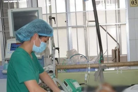 Bác sỹ thăm khám cho bệnh nhân sau phẫu thuật. (Ảnh: TTXVN)