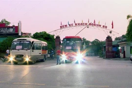 Đưa vào vận hành các tuyến xe buýt chuyên chở giáo viên đi dạy ở 2 xã vùng cao. (Ảnh: Văn Đức/TTXVN)