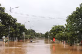 Đường phố thị trấn Lao Bảo bị ngập lũ. (Ảnh: Nguyên Lý/TTXVN)