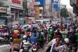 Các phương tiện ùn tắc giao thông trên đường Hoàng Văn Thụ, quận Tân Bình, Thành phố Hồ Chí Minh. (Ảnh: Hoàng Hải/TTXVN)