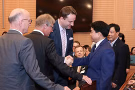 Chủ tịch Ủy ban Nhân dân thành phố Hà Nội Nguyễn Đức Chung với các đại biểu. (Ảnh: Văn Điệp/TTXVN)