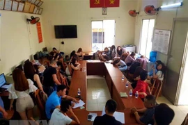 Các đối tượng bị tạm giữ tại trụ sở công an hôm 24/7. (Nguồn: TTXVN)