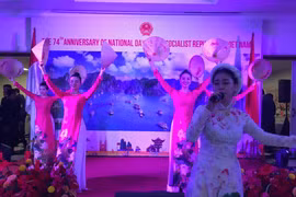 Tiết mục văn nghệ tại buổi lễ. (Ảnh: Đỗ Quyên/Vietnam+)