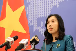 Người Phát ngôn Bộ Ngoại giao Lê Thị Thu Hằng chủ trì họp báo. (Ảnh: Văn Điệp/TTXVN)