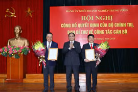 Ông Phạm Minh Chính trao quyết định của Bộ Chính trị cho ông Y Thanh Hà Niê Kđăm (bên phải) và ông Trần Sỹ Thanh (bên trái). (Ảnh: Phương Hoa/TTXVN)