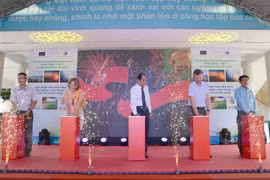 Các đại biểu nhấn nút khai trương hệ thống điện năng lượng Mặt Trời. (Ảnh: Văn Dũng/TTXVN)