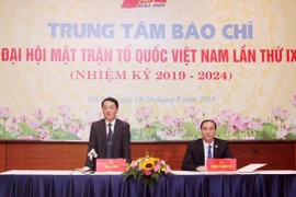 Phó Chủ tịch, Tổng Thư ký Ủy ban Trung ương Mặt trận Tổ quốc Việt Nam Hầu A Lềnh (trái) trả lời câu hỏi của phóng viên các cơ quan thông tấn, báo chí. (Ảnh: TTXVN)