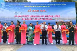 Bà Nguyễn Thị Lệ, Chủ tịch Hội đồng Nhân dân Thành phố Hồ Chí Minh cùng lãnh đạo thành phố cắt băng khai mạc triển lãm. (Ảnh: Thanh Vũ/TTXVN)