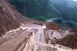 Sạt lở đất đá tại km 292+100, Quốc lộ 4H làm tê liệt tuyến đường chính vào huyện Mường Tè, tỉnh Lai Châu. (Ảnh: Việt Hoàng/TTXVN)