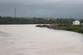 Lũ trên sông Thạch Hãn đang lên. (Ảnh: Nguyên Lý/TTXVN)