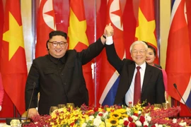 Tổng Bí thư, Chủ tịch nước Nguyễn Phú Trọng chào mừng Chủ tịch Triều Tiên Kim Jong-un. (Ảnh: Trí Dũng/TTXVN)