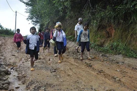 Học sinh ở Tu Mơ Rông đến trường trong ngày khai giảng năm học mới. (Ảnh: Quang Thái/TTXVN)