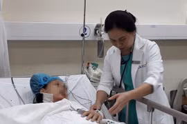 Sản phụ Phạm Thị Thục Nữ đã tỉnh táo và đang được tiếp tục điều trị tại Bệnh viện phụ sản Âu Cơ (thành phố Biên Hòa, Đồng Nai). (Ảnh: Lê Xuân/TTXVN)