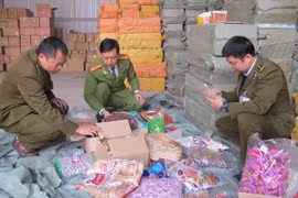 Phân loại hàng hóa nghi nhập lậu. (Ảnh minh họa. Nguồn: Vietnam+)