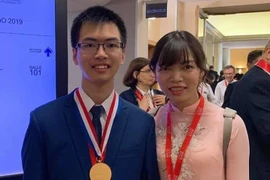 Chí Nguyên cùng cô giáo Mai Châu Phương tại Pháp (Ảnh lấy từ facebook cá nhân của cô giáo Phương)