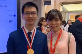 Chí Nguyên cùng cô giáo Mai Châu Phương tại Pháp (Ảnh lấy từ facebook cá nhân của cô giáo Phương)