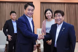 Chủ tịch Ủy ban Nhân dân thành phố Hà Nội Nguyễn Đức Chung với ông Fujihara Tadahiko, Trưởng làng Kawakami. (Ảnh: Lâm Khánh/TTXVN)