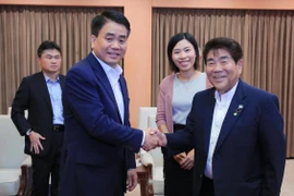 Chủ tịch Ủy ban Nhân dân thành phố Hà Nội Nguyễn Đức Chung với ông Fujihara Tadahiko, Trưởng làng Kawakami. (Ảnh: Lâm Khánh/TTXVN)