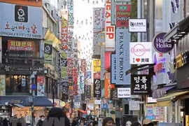 Người dân mua sắm hàng hóa tại khu vực Myeongdong, thủ đô Seoul, Hàn Quốc. (Nguồn: Yonhap/TTXVN)