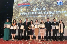 Đại diện các đơn vị nhận Giải Thương hiệu Vàng. (Ảnh: Mỹ Phương/TTXVN)