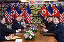 Tổng thống Mỹ Donald Trump (thứ 3, trái) và Chủ tịch Triều Tiên Kim Jong-un (thứ 2, phải) tại cuộc họp mở rộng với các quan chức hai nước trong ngày thứ hai của Hội nghị thượng đỉnh Mỹ-Triều lần hai ở Hà Nội, ngày 28/2/2019. (Ảnh: AFP/TTXVN) 