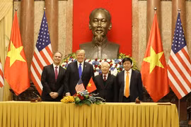 Tổng Bí thư, Chủ tịch nước Nguyễn Phú Trọng và Tổng thống Hoa Kỳ Donald Trump với các đại biểu tham gia ký kết thỏa thuận thương mại giữa VietjetAir và Công ty General Electric. (Ảnh: Phương Hoa/TTXVN)