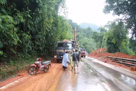 Các lực lượng chức năng khắc phục sự cố sạt lở trên đèo Bảo Lộc. (Ảnh: Đặng Tuấn/TTXVN)