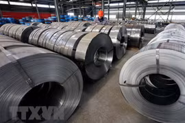 Công nhân làm việc tại một nhà máy thép ở tỉnh Hà Bắc của Trung Quốc. (Ảnh: THX/TTXVN)