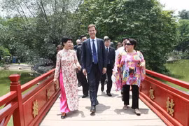 Thủ tướng Hà Lan Mark Rutte qua cầu Thê Húc vào tham quan đền Ngọc Sơn (Hà Nội), trong chuyến thăm chính thức lần đầu tiên tới Việt Nam từ ngày 16-17/6/2014. (Ảnh: Doãn Tấn/TTXVN)