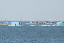 Lồng bè nuôi thủy sản án ngữ trước bãi biển Bình Sơn (thành phố Phan Rang-Tháp Chàm, Ninh Thuận). (Ảnh: Nguyễn Thành/TTXVN)