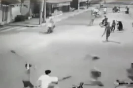 Hình ảnh nhóm thanh niên vây chém lực lượng tuần tra phường Hiệp Hòa. (Ảnh cắt từ clip)