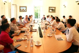 Đoàn đại biểu Việt Nam làm việc với đại diện các doanh nghiệp Việt Nam tại Đức. (Ảnh: Phạm Thắng/TTXVN)