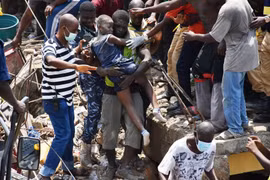 Một em nhỏ được giải cứu tại hiện trường vụ sập nhà ở Lagos, Nigeria, ngày 13/3/2019. (Ảnh: THX/TTXVN)