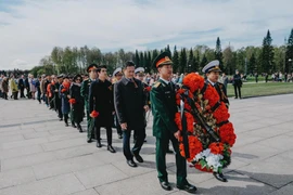 Đại diện cộng đồng Việt Nam tại Saint-Petersburg mang theo vòng hoa tham dự buổi lễ tưởng niệm. (Ảnh: Tâm Hằng/Vietnam+)