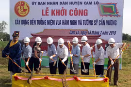 Lãnh đạo tỉnh Quảng Trị cùng lãnh đạo huyện Cam Lộ và các ban, ngành làm lễ khởi công công trình. (Ảnh: Trịnh Bang Nhiệm/TTXVN)